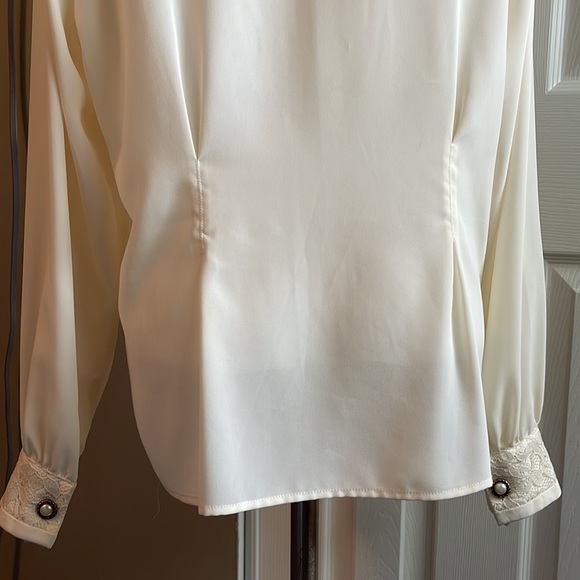 EUC Notations Women’s sz. 8 Ivory and Lace long sleeve blouse with pearl buttons - Picture 10 of 15